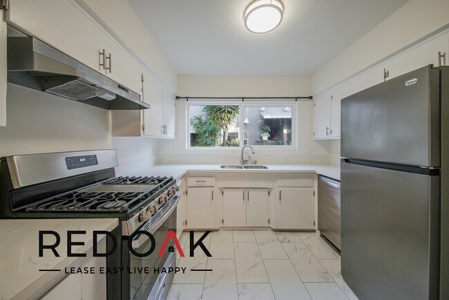 Foto del edificio - Welcoming, Spacious Two Bedroom with Stunn...