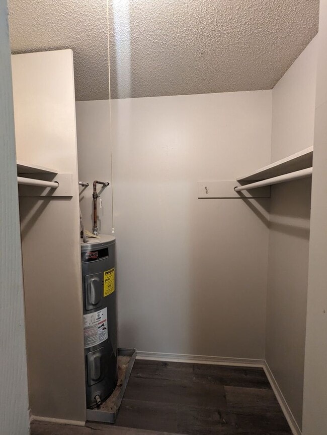 Building Photo - 2915 Leeway Dr