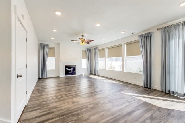 Foto del edificio - Spacious 4 Bed, 3.5 Bath Pet-Friendly Home with Central Air & 2-Car Garage! - Available NOW!