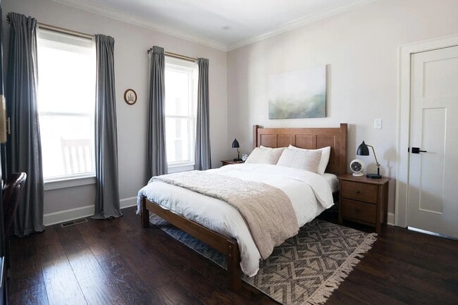 Building Photo - Modern Bungalow walking distance to Fountain Square!