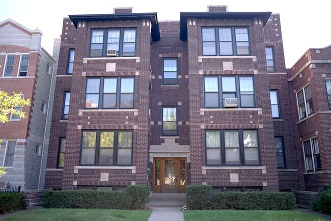 Lakeview Gem: 2 Bed, 1 Bath W/ In-Unit Laundry, D/W, Cent Air, Fireplace, Deck, Parking! - Lakeview Gem: 2 Bed, 1 Bath W/ In-Unit Laundry, D/W, Cent Air, Fireplace, Deck, Parking! Apartment