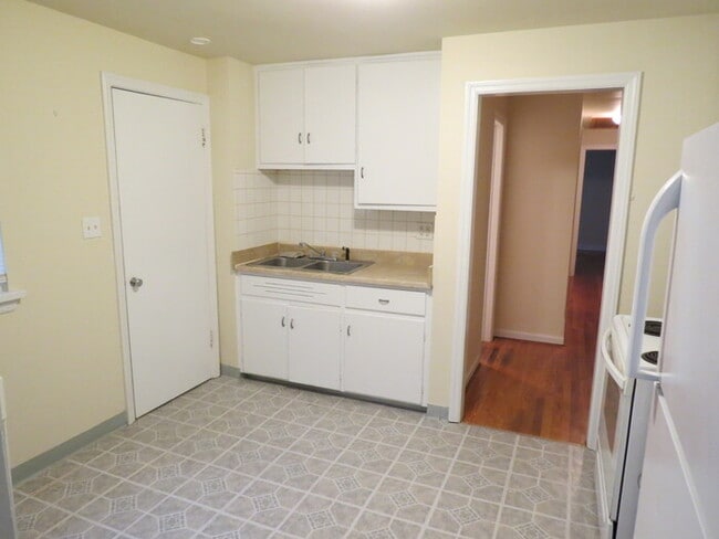 Building Photo - 2743 Thorndale Ave