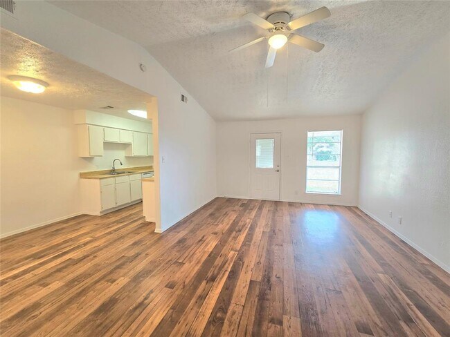 Foto del edificio - 15208 Spring Hill Ln
