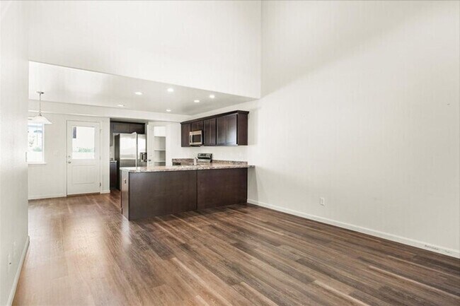 Foto del edificio - 3 BEDROOM 2 AND A HALF BATH NEWER CONSTRUCTION TWINHOME IN HARMONY VALLEY