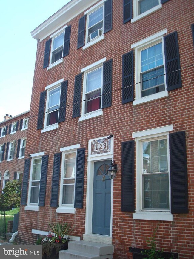 Building Photo - 123 S Church St