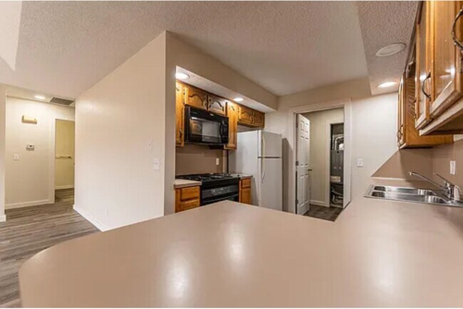 Building Photo - 613-615 E Redwood