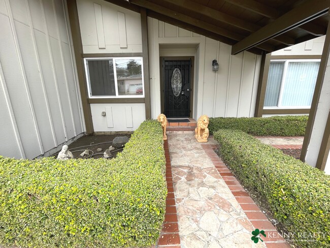 Foto del edificio - Spacious 3 Bedroom Home with Backyard Pati...