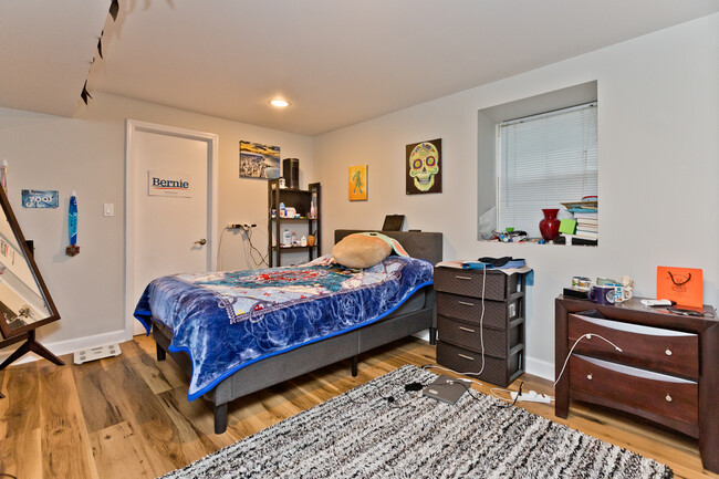 Foto del edificio - 2439 W Homer St