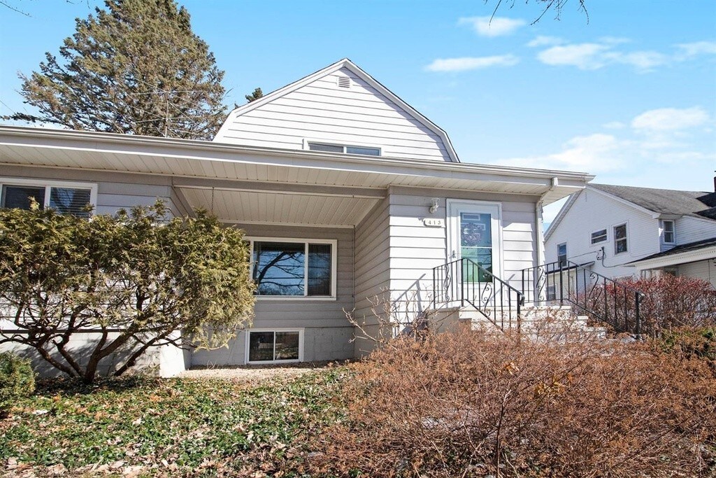 413 Madison St, Chelsea, MI 48118 Apartments in Chelsea, MI