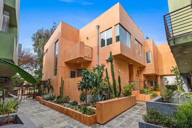 Foto del edificio - 900 N West Knoll Dr