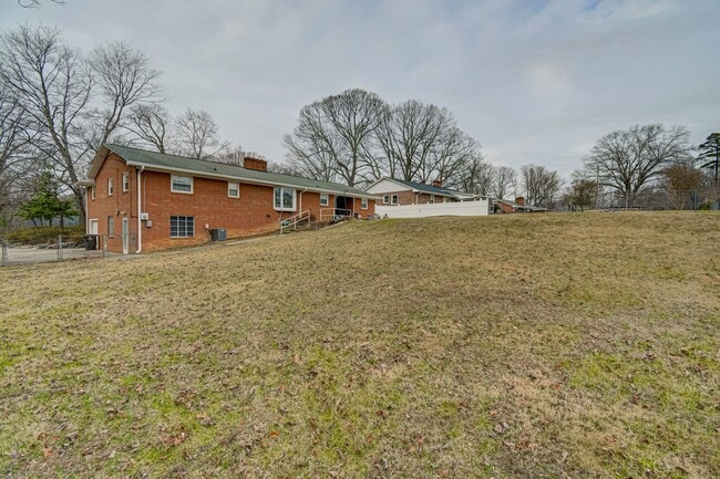 Building Photo - 1140 Barclay Terrace