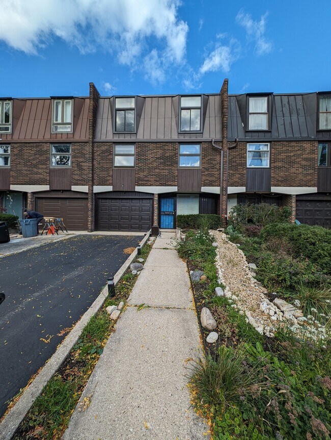 Building Photo - 606 E 33rd Pl