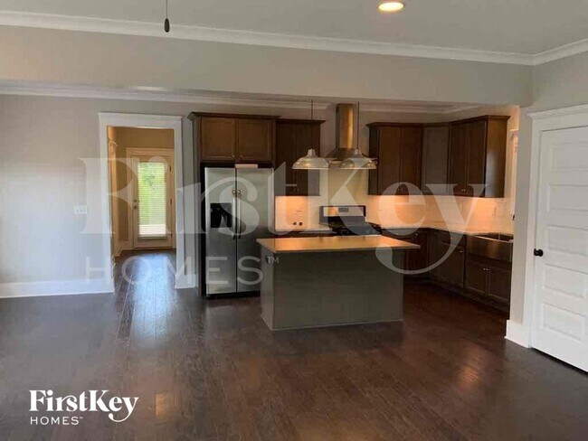 Building Photo - 3330 Sawyer Dr