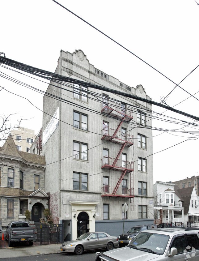 Building Photo - 2735 Creston Ave