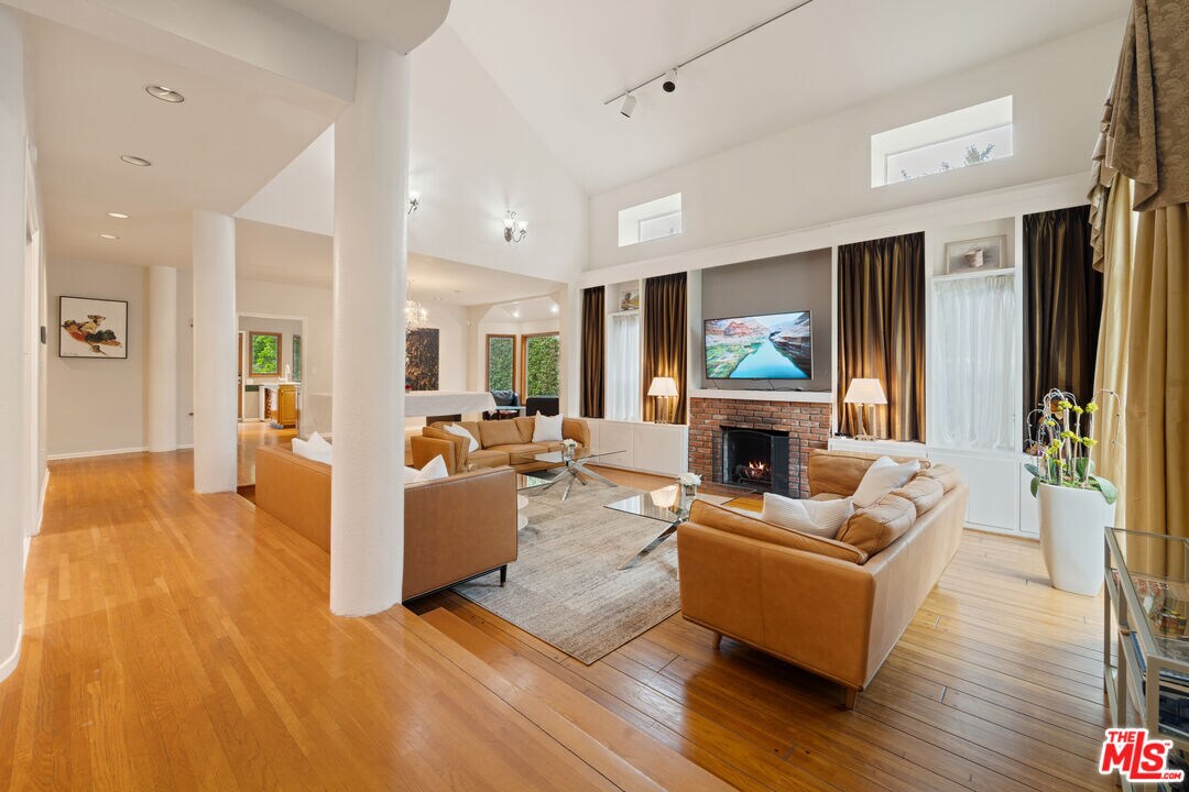 Foto principal - 119 S Kilkea Dr