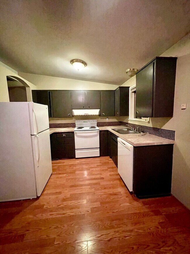 Building Photo - Serene 2-Bedroom Apartment in Peaceful Puy...