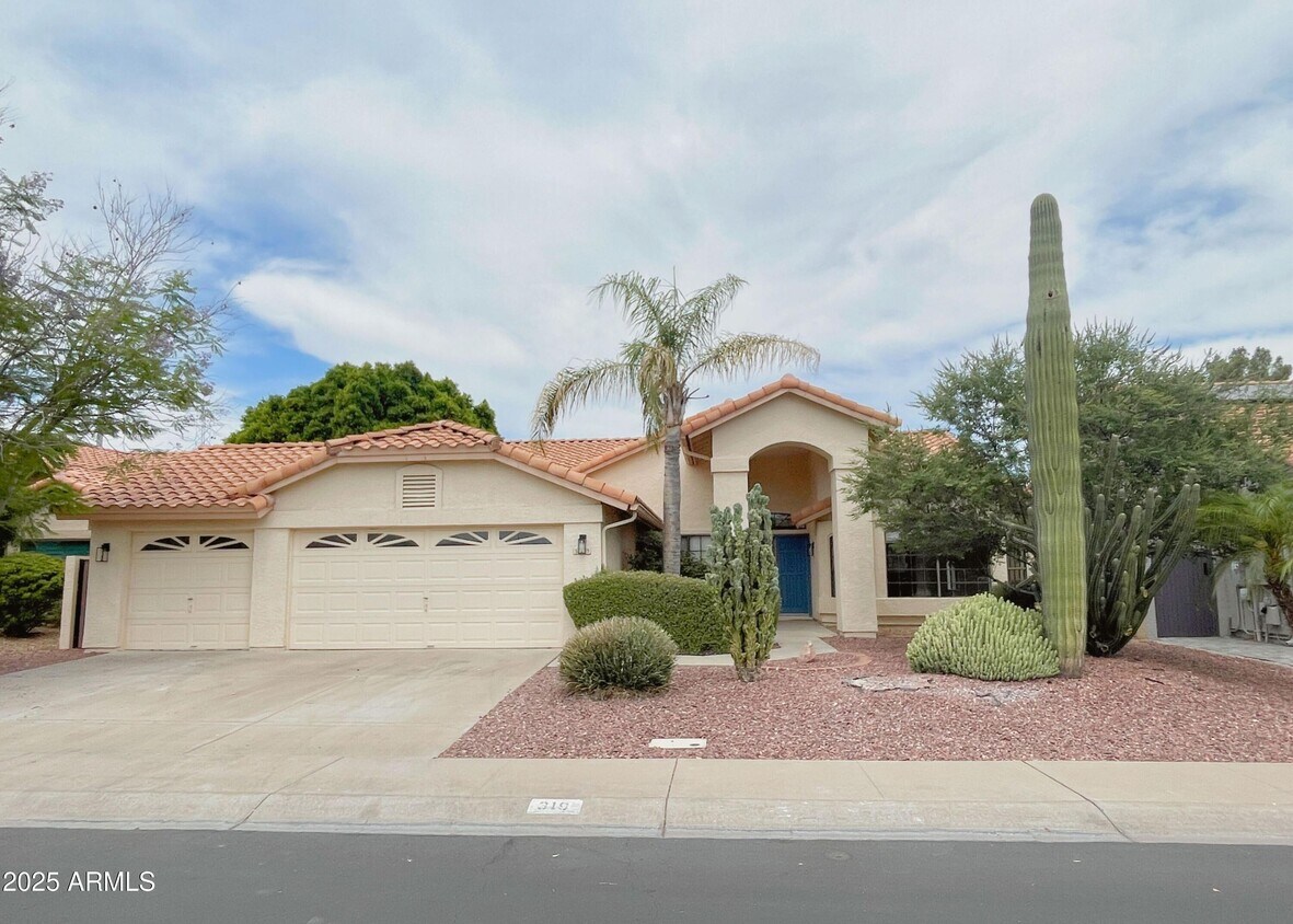 Primary Photo - 319 N Riata St