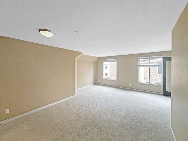 Building Photo - Modern 2B/2BA Condo with Balcony & Ameniti...