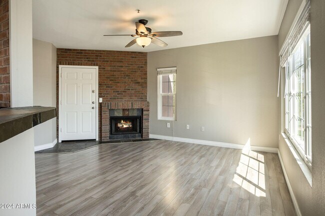 Foto del edificio - 9451 E Becker Ln