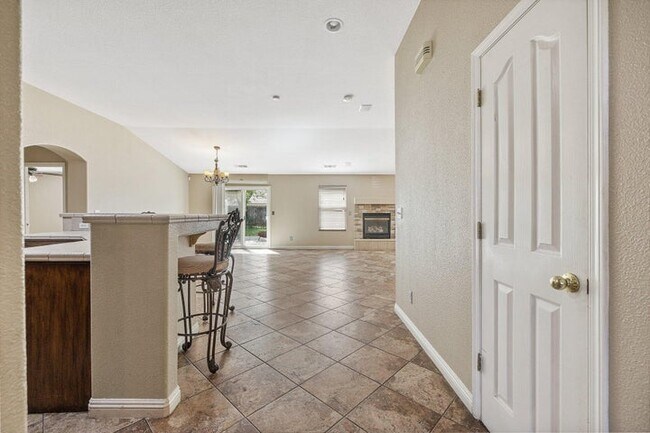 Building Photo - 1059 Millbrae St