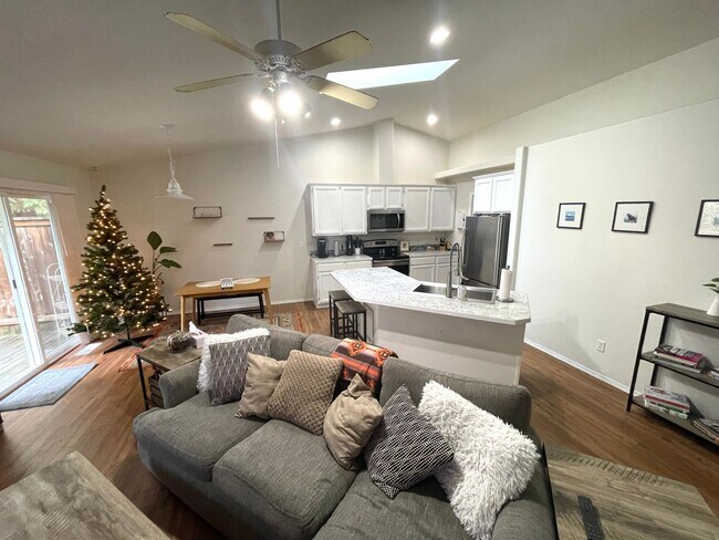 Building Photo - Remodeled 3-Bedroom Duplex Home in North G...