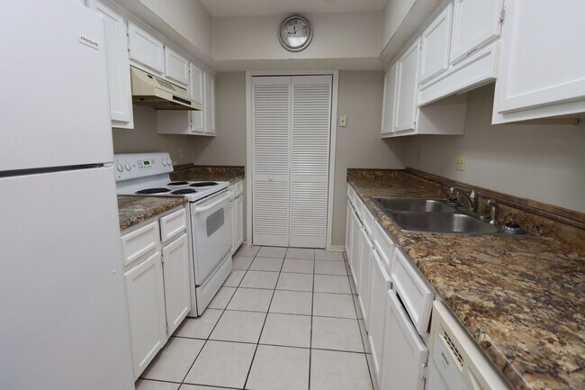 Foto del edificio - 1 Bedroom, 1 Bathroom Condo at Village Cre...