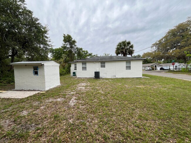Building Photo - Recently updated, 2 bedroom house with lar...
