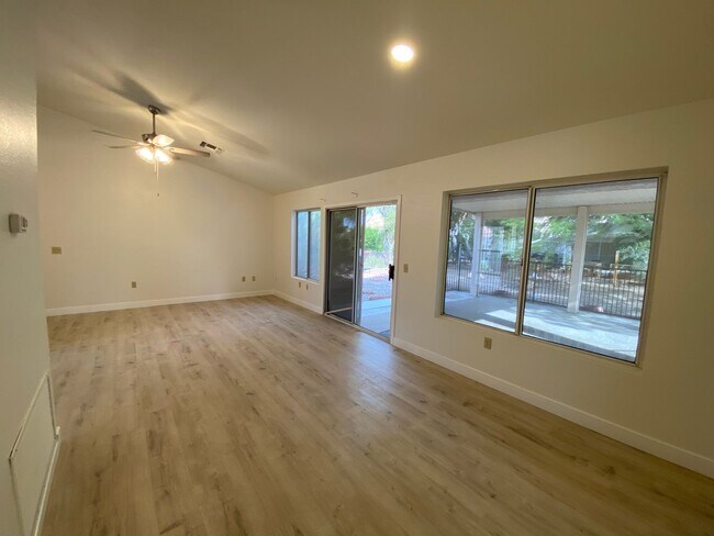 Building Photo - Sun City Summerlin - 55+ Community. Rare 2-bedroom