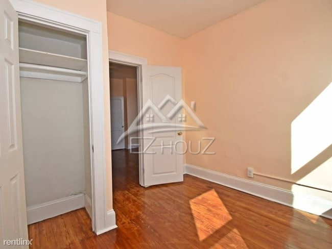 Building Photo - 917 Brunswick St