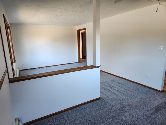 Living and dining area - 39 Lake St