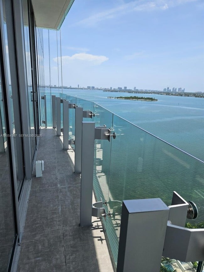 Foto del edificio - 700 NE 26th St