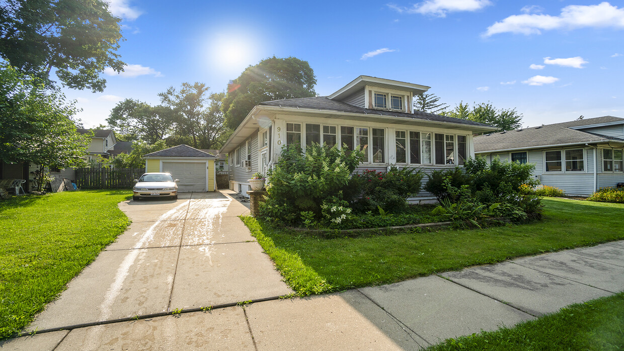 Primary Photo - 910 Logan Ave