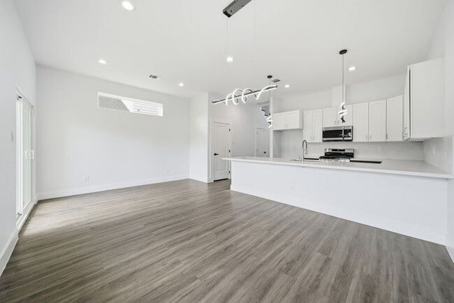 Building Photo - 1015 Ellington St