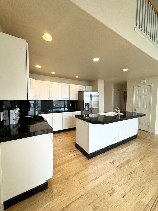 Building Photo - Stunning 4 Bedroom, 3.5 Bath with 3 car attached garage Home in Paragon Estates in Fort Collins, CO
