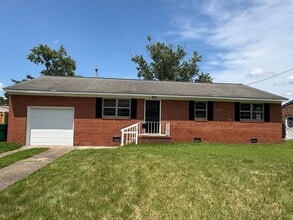 Building Photo - 713 Willow Dr