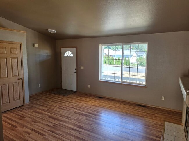 Building Photo - 15607 Parkview Dr SE