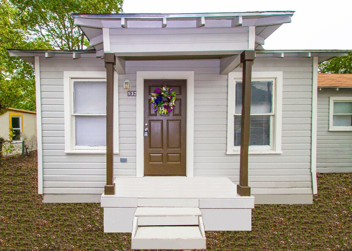 Photo - 932 Poinsettia