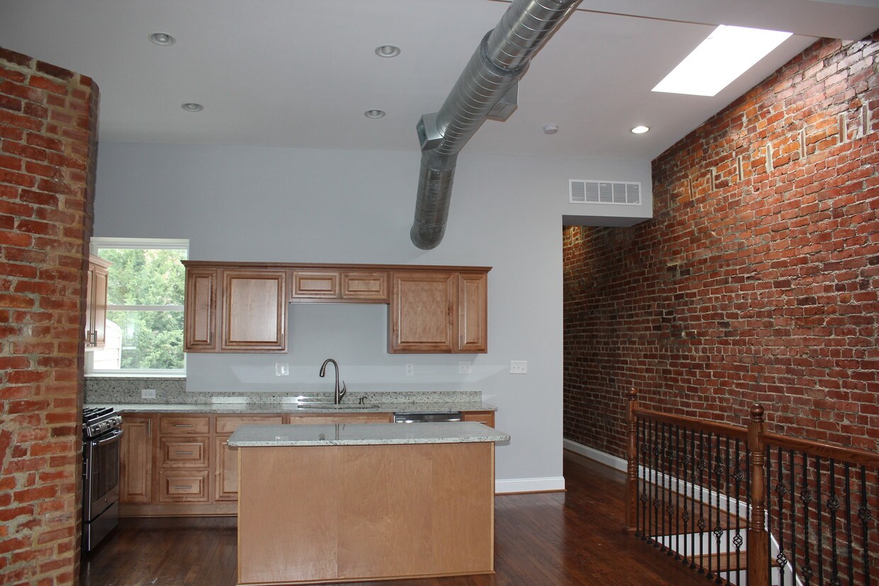 Primary Photo - 472 Ridge St NW