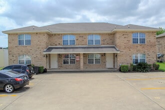 Building Photo - 102-A E Robin Ln