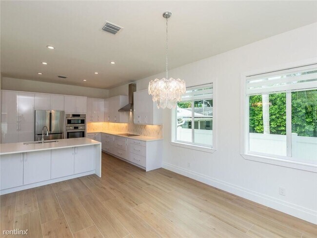 Foto del edificio - 3 br, 2.5 bath House - 501 SW 6th Ave