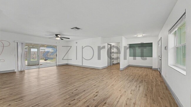 Building Photo - Unit