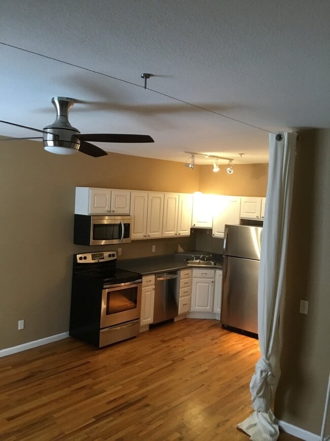 Building Photo - Adorable Studio in 1909 Building! Heart of Capitol Hill