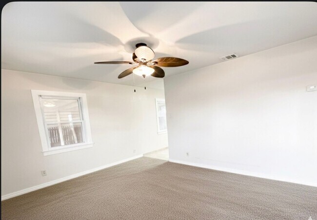 Foto del edificio - 2 bedroom single family home in South lawn