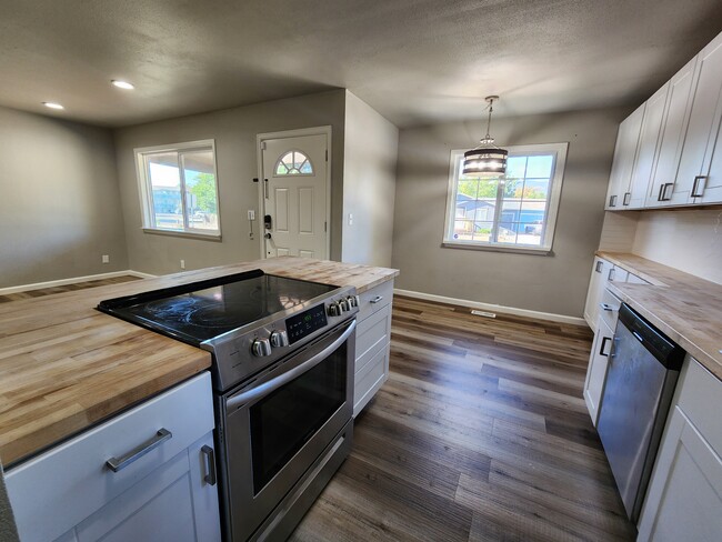 Building Photo - 2874 Carmel Cir