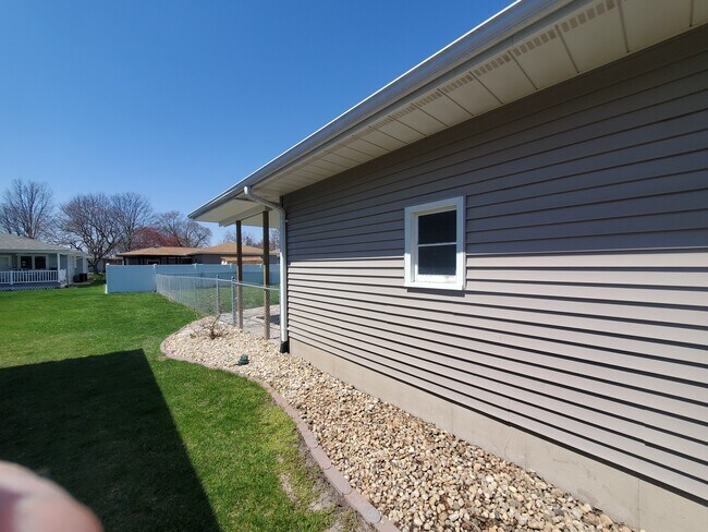 4 - 2217 Cherokee Dr