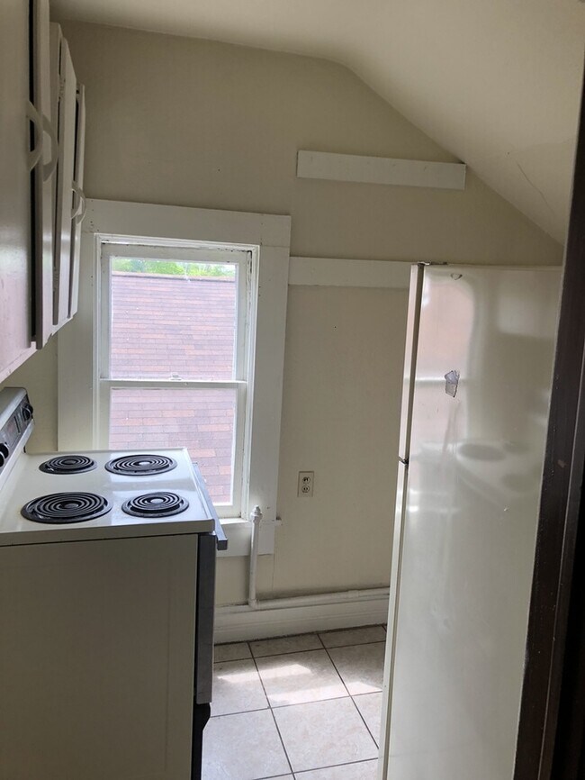 Building Photo - Second Floor Apt in Duplex near Weisser Park.