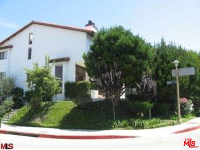 Building Photo - 1541 Palisades Dr
