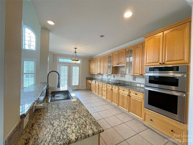 Foto del edificio - 10004 Paradise Ridge Rd