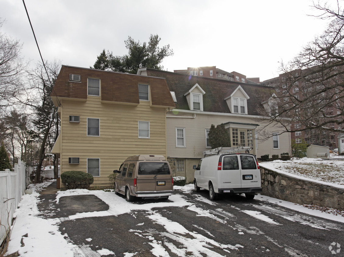 Building Photo - 33 Holcomb Ave