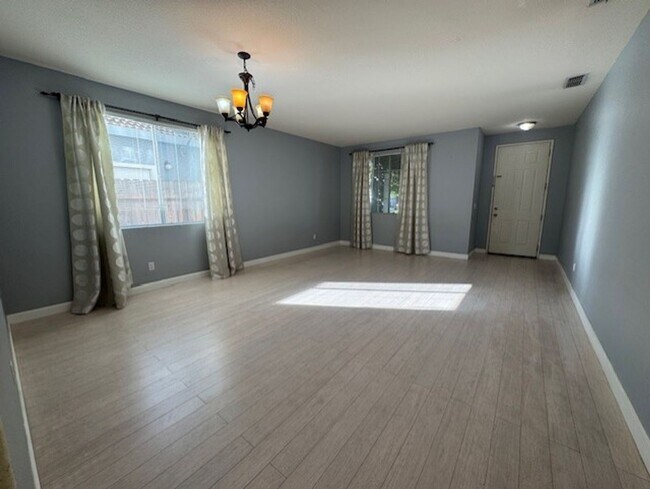 Foto del edificio - Gold River 4 Bedroom with Large Brick Patio in backyard!